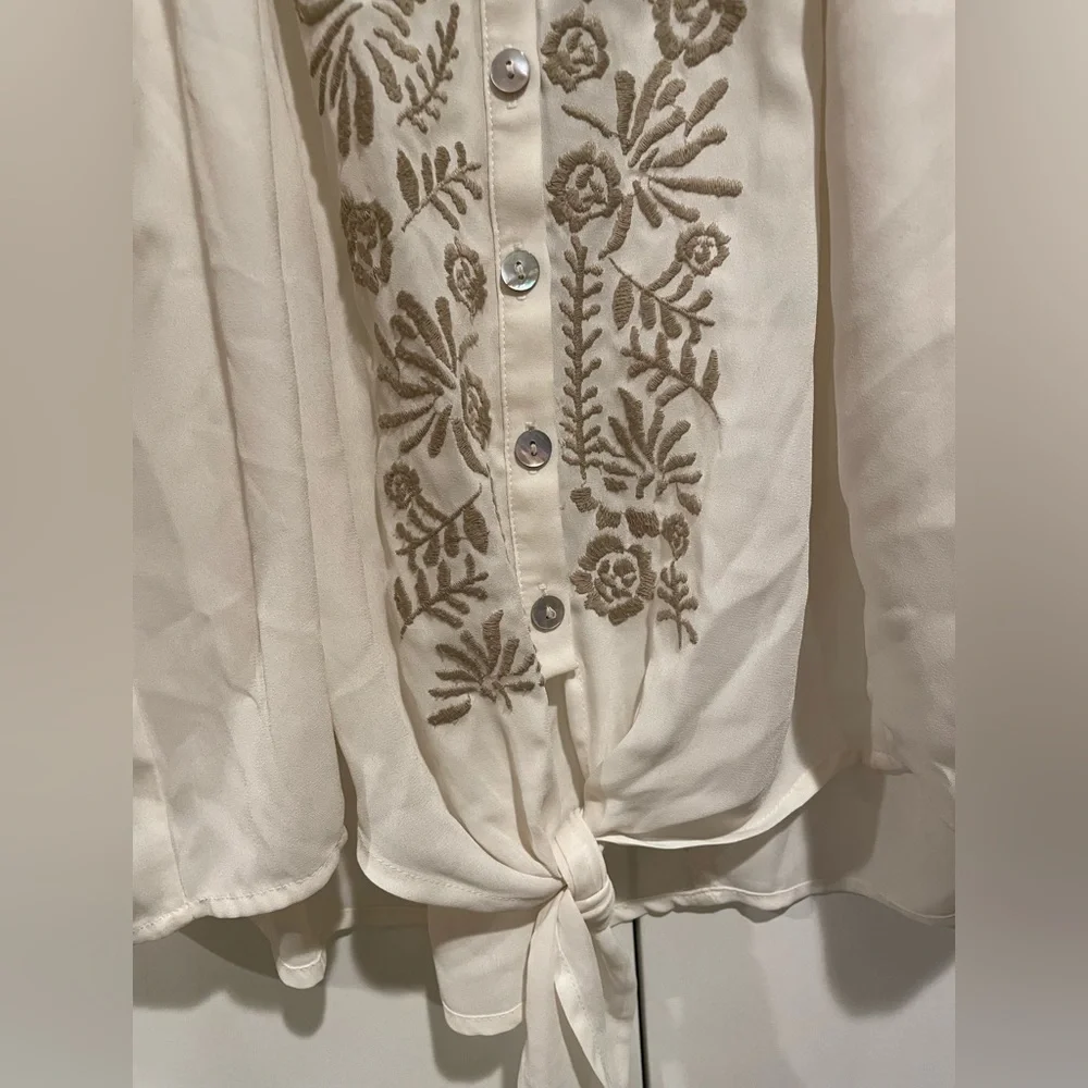 Like New Style & Co Cream Boho Blouse With Embroidery and Tie Front Size Large - Picture 2 of 4